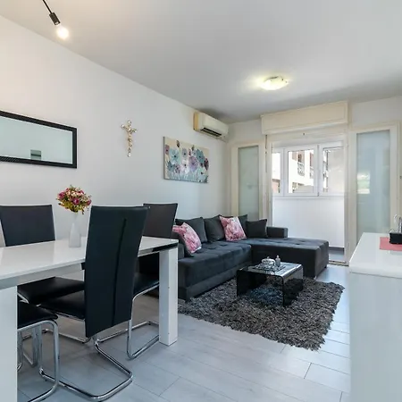 Helena Apartment *